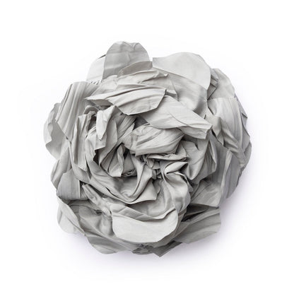 Spilla a forma di fiore in tessuto grigio - Mya Accessories
