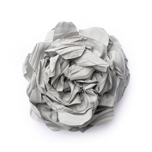 Spilla a forma di fiore in tessuto grigio - Mya Accessories