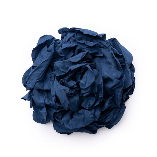 Spilla a forma di fiore in tessuto blu - Mya Accessories