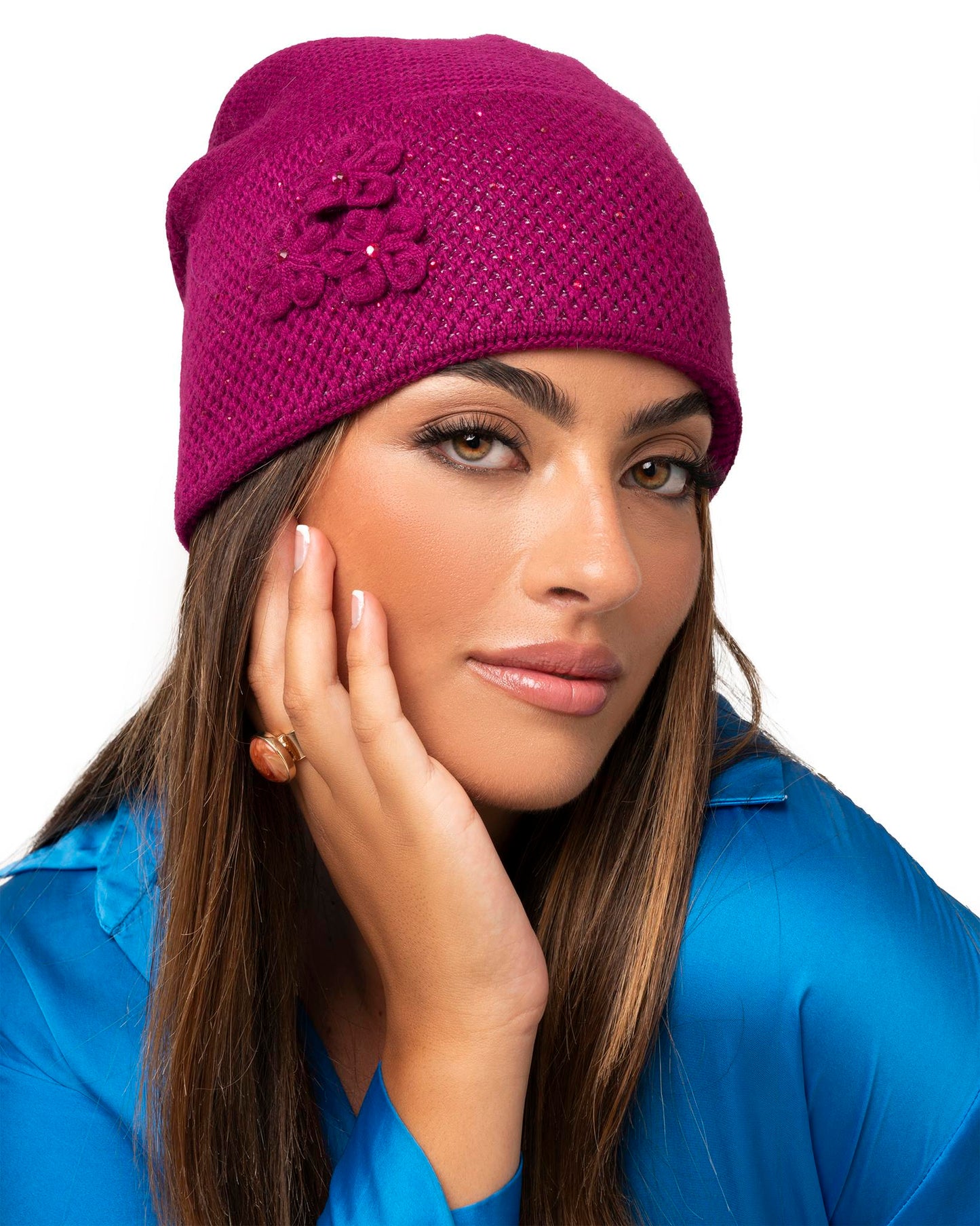 Cappello in lana con fiore tono fucsia