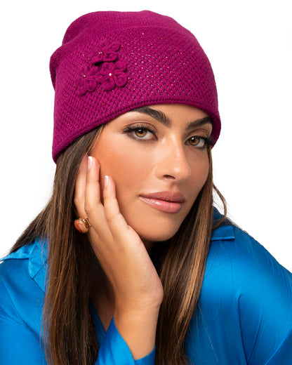 Cappello in lana con fiore tono fucsia