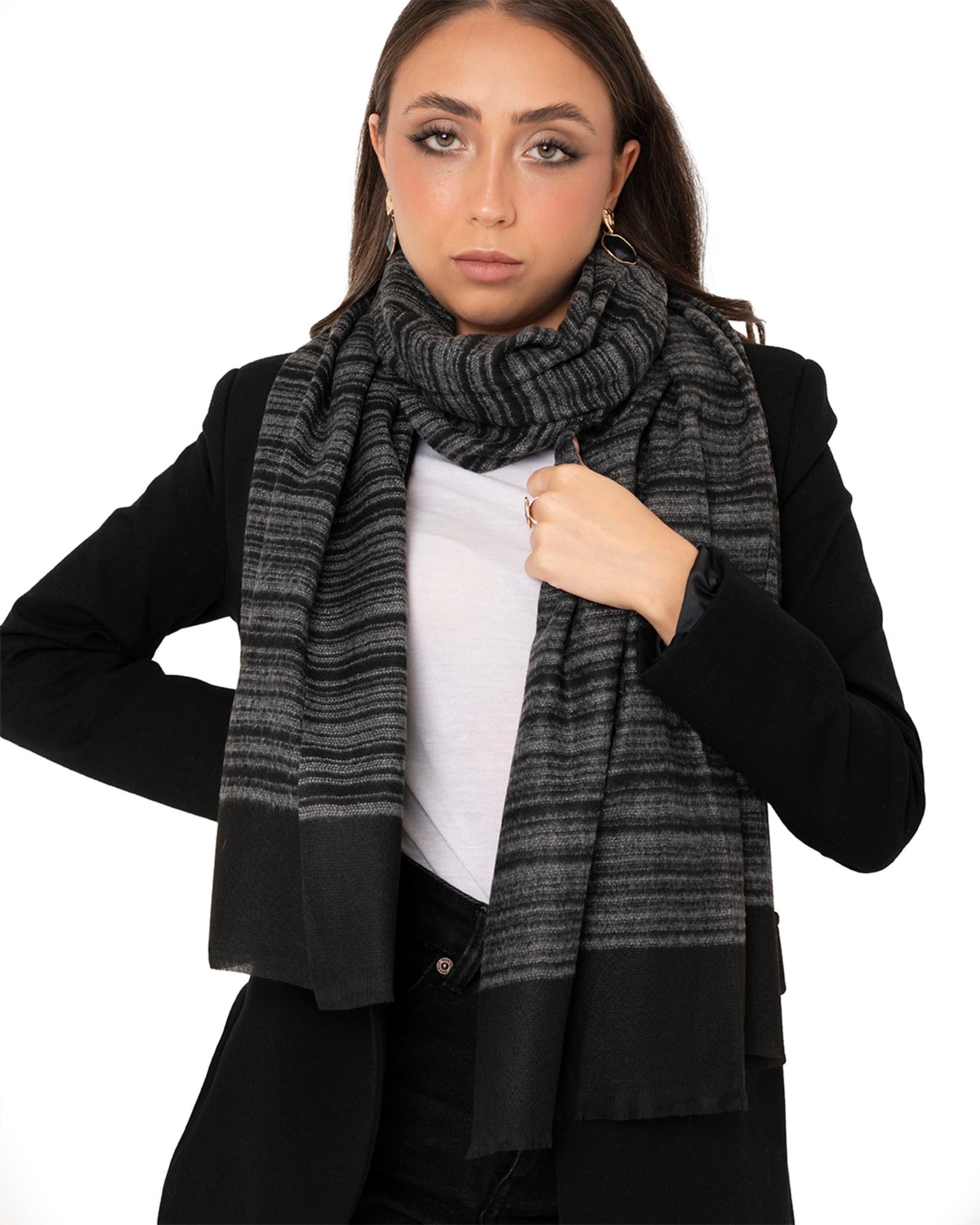 Sciarpa misto lana nera con trama rigata