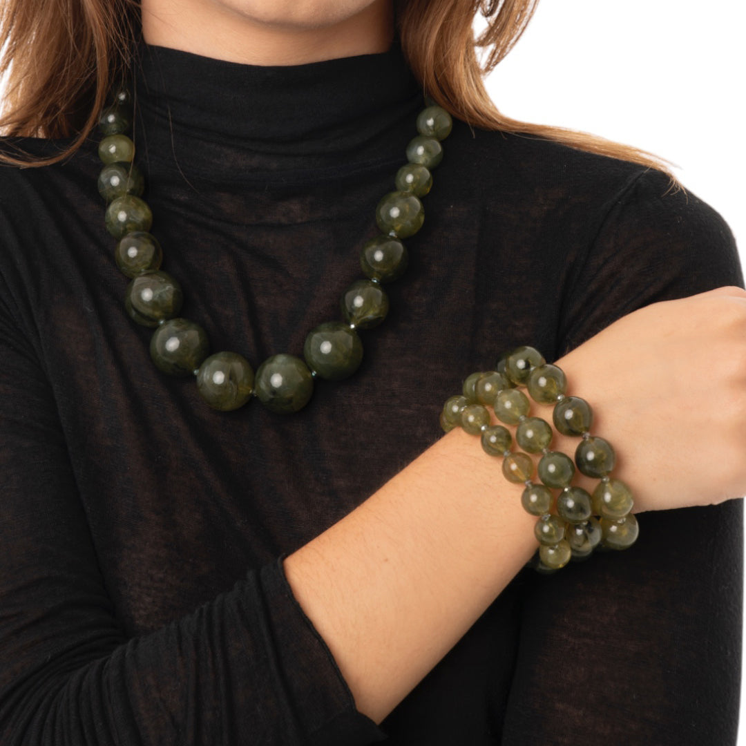 Bracciale elastico a tre linee con sfere in acrilico e vetro verde