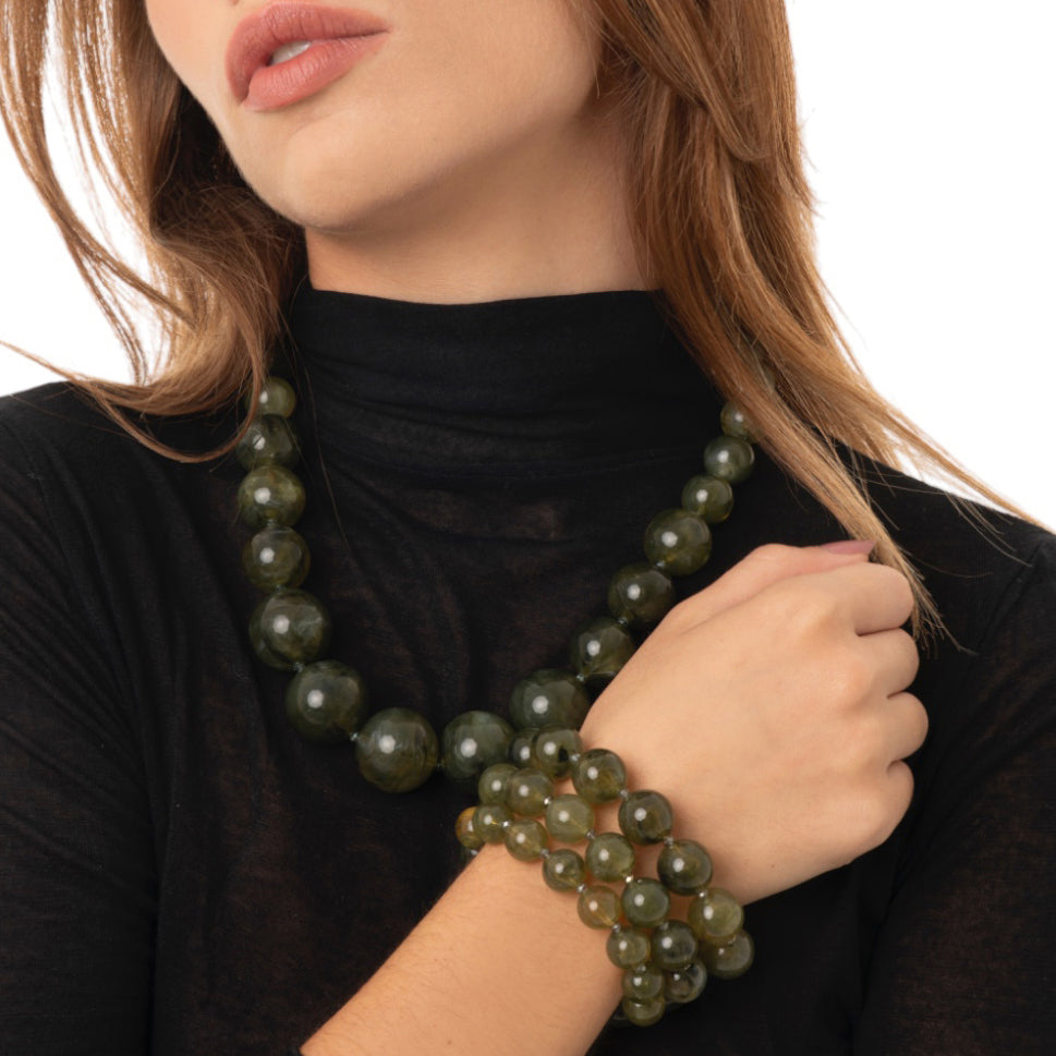 Bracciale elastico a tre linee con sfere in acrilico e vetro verde