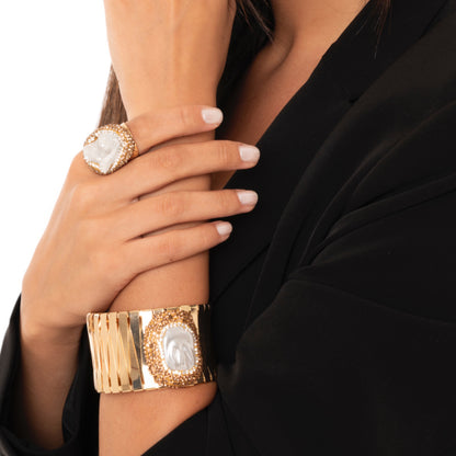 Bracciale rigido cuff in metallo con microcristalli in vetro e perla