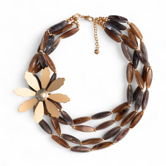 Collana girocollo multifili con pietre in acrilico dalle nuances marroni con fiore in metallo