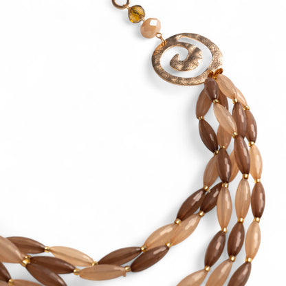 Collana a catena multilinee in acrilico tono beige, con inserti di spirale in metallo