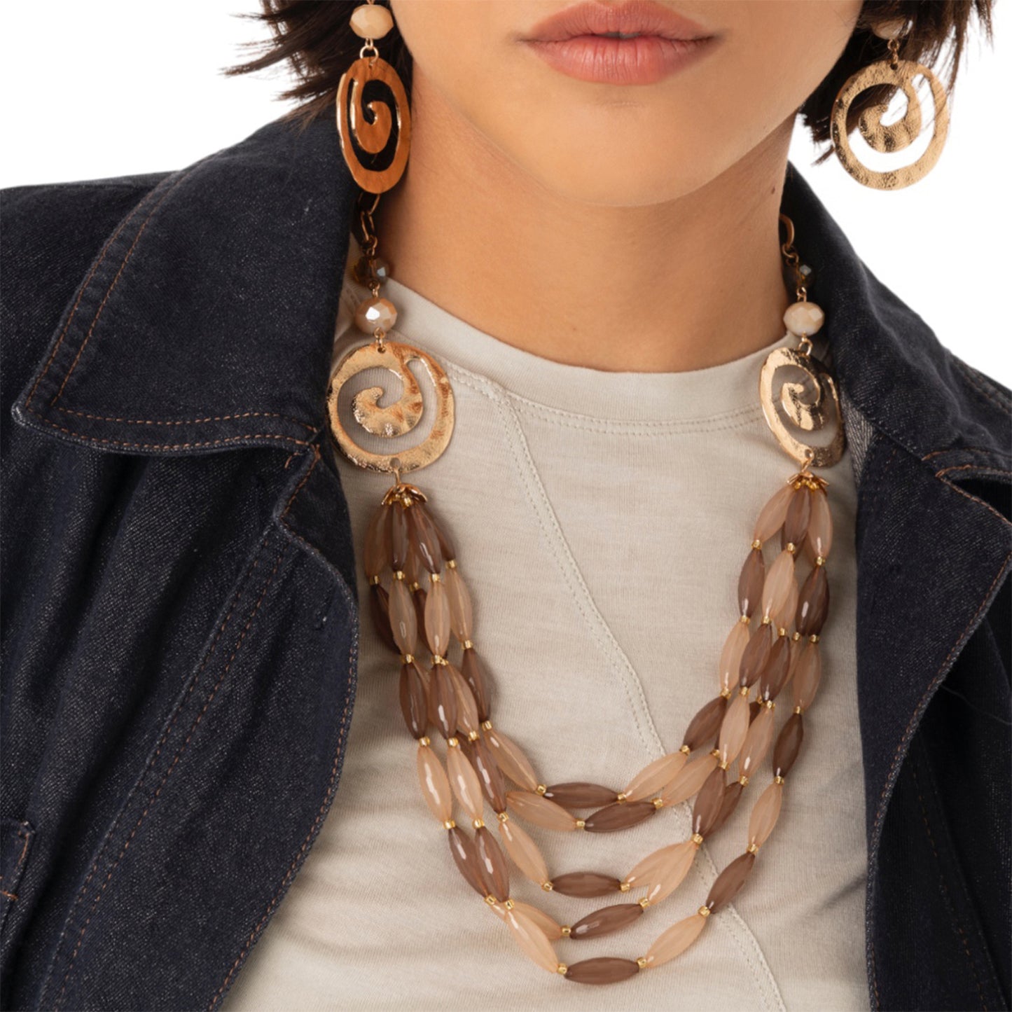 Collana a catena multilinee in acrilico tono beige, con inserti di spirale in metallo