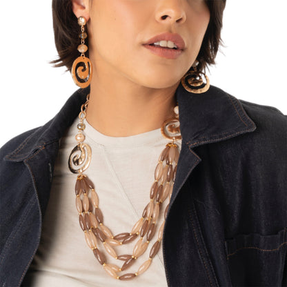 Collana a catena multilinee in acrilico tono beige, con inserti di spirale in metallo
