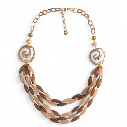 Collana a catena multilinee in acrilico tono beige, con inserti di spirale in metallo