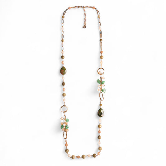 Collana lunga con pietre semidure beige e verdi