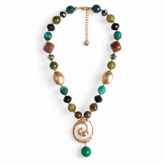 Collana girocollo con pietre in acrilico tono verde, pendente a spirale