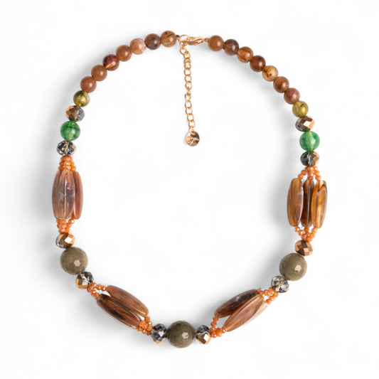 Collana girocollo con pietre in acrilico tono marrone