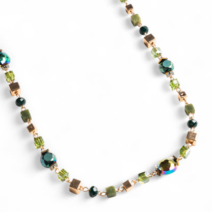 Collana lunga con pietre in vetro verdi