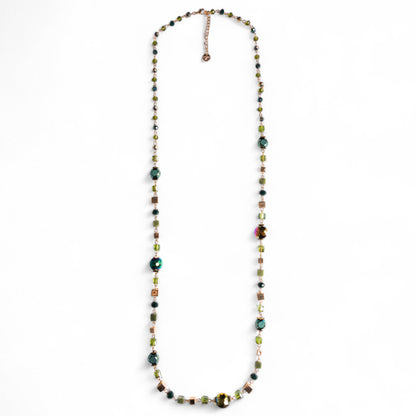 Collana lunga con pietre in vetro verdi