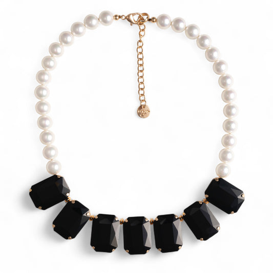 Collana girocollo con sfere bianche e pietre in vetro nere