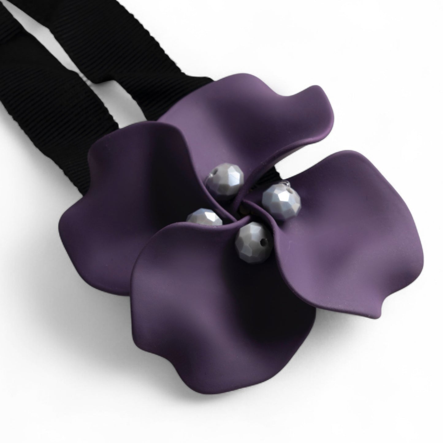 Chocker in tessuto nero con fiore viola