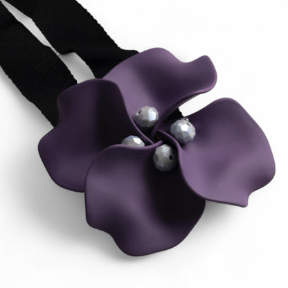 Chocker in tessuto nero con fiore viola