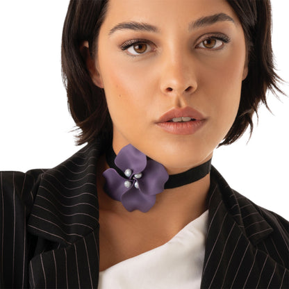 Chocker in tessuto nero con fiore viola