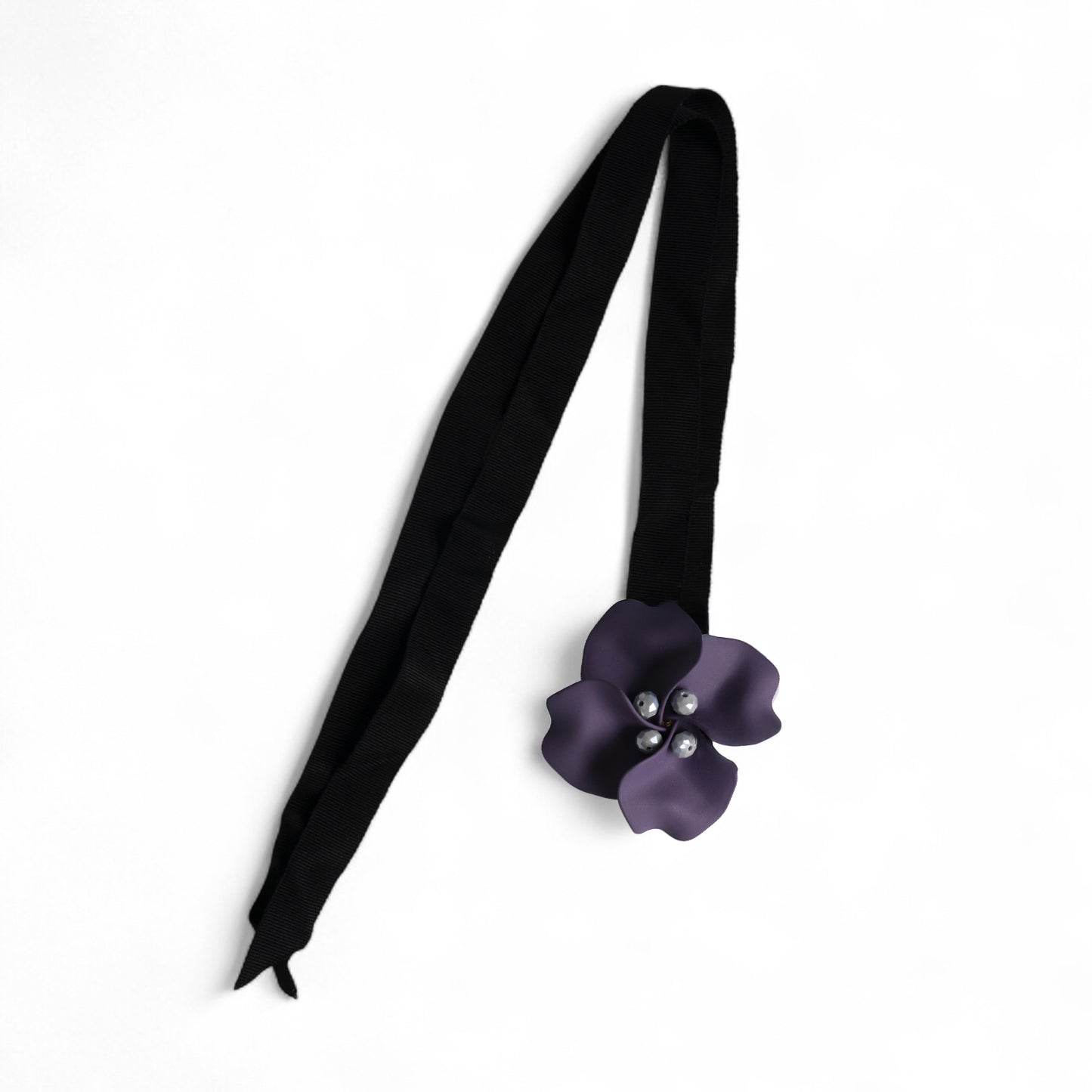 Chocker in tessuto nero con fiore viola