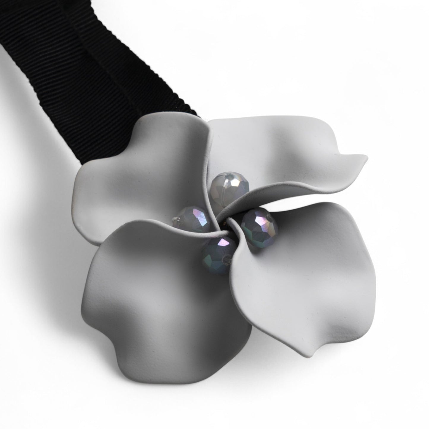 Chocker in tessuto nero con fiore grigio