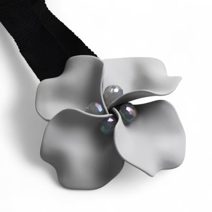 Chocker in tessuto nero con fiore grigio