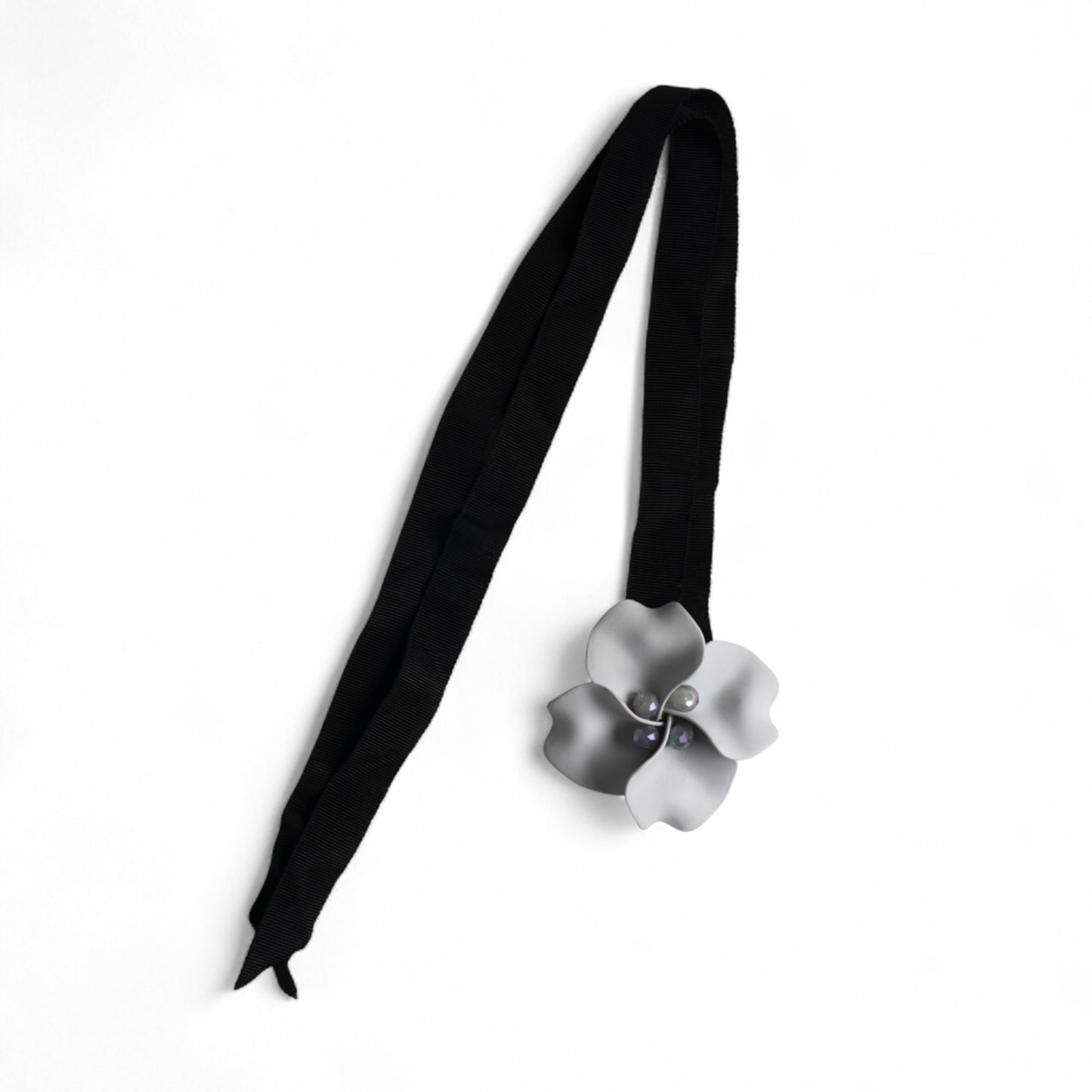 Chocker in tessuto nero con fiore grigio