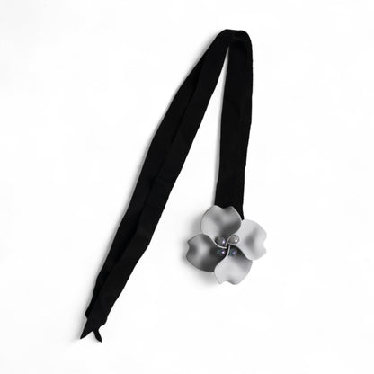 Chocker in tessuto nero con fiore grigio