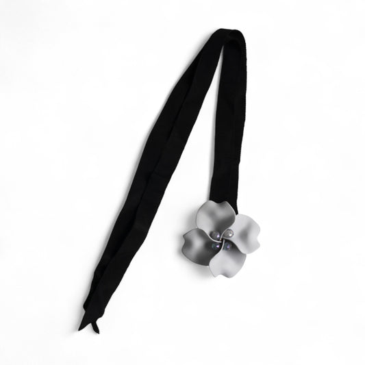 Chocker in tessuto nero con fiore grigio