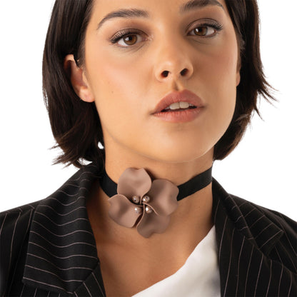 Chocker in tessuto nero con fiore beige