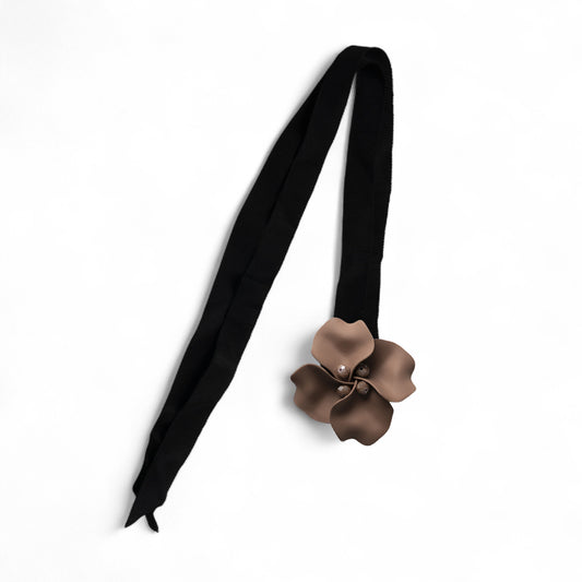 Chocker in tessuto nero con fiore beige