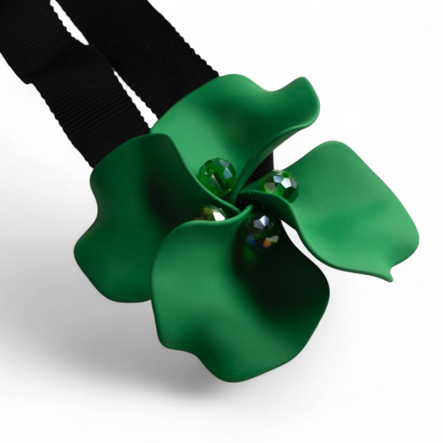 Chocker in tessuto nero con fiore verde