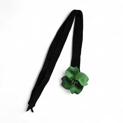 Chocker in tessuto nero con fiore verde