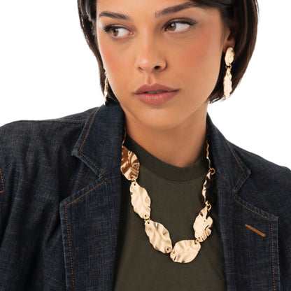 Collana girocollo con foglie in metallo martellato