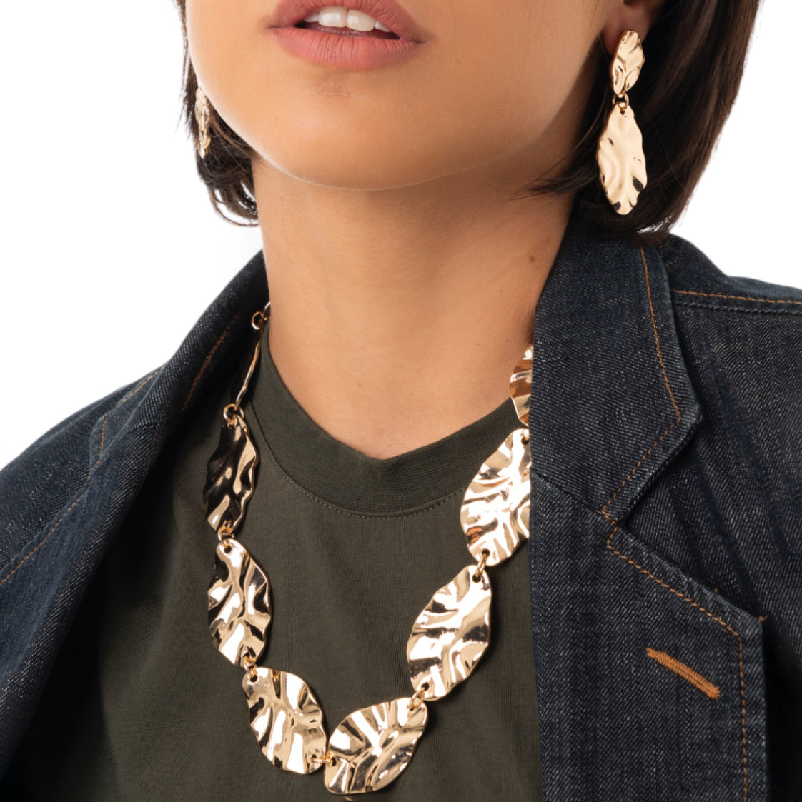 Collana girocollo con foglie in metallo martellato