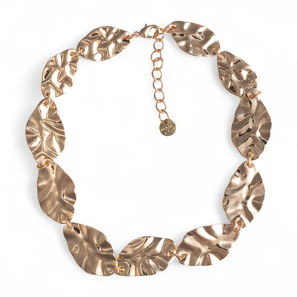 Collana girocollo con foglie in metallo martellato
