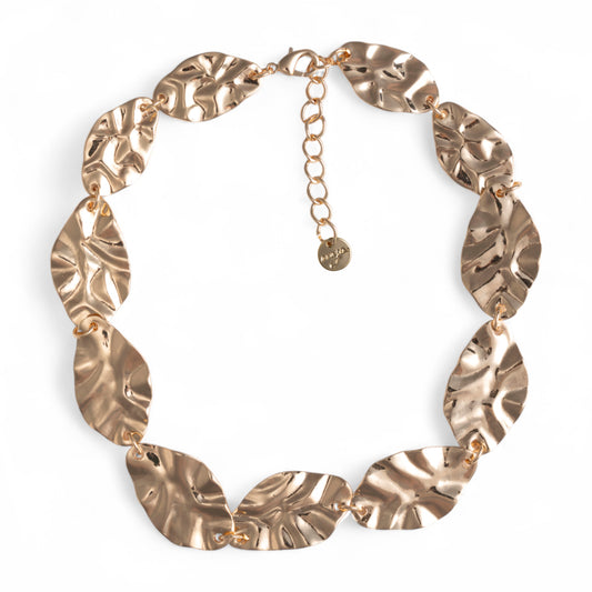 Collana girocollo con foglie in metallo martellato