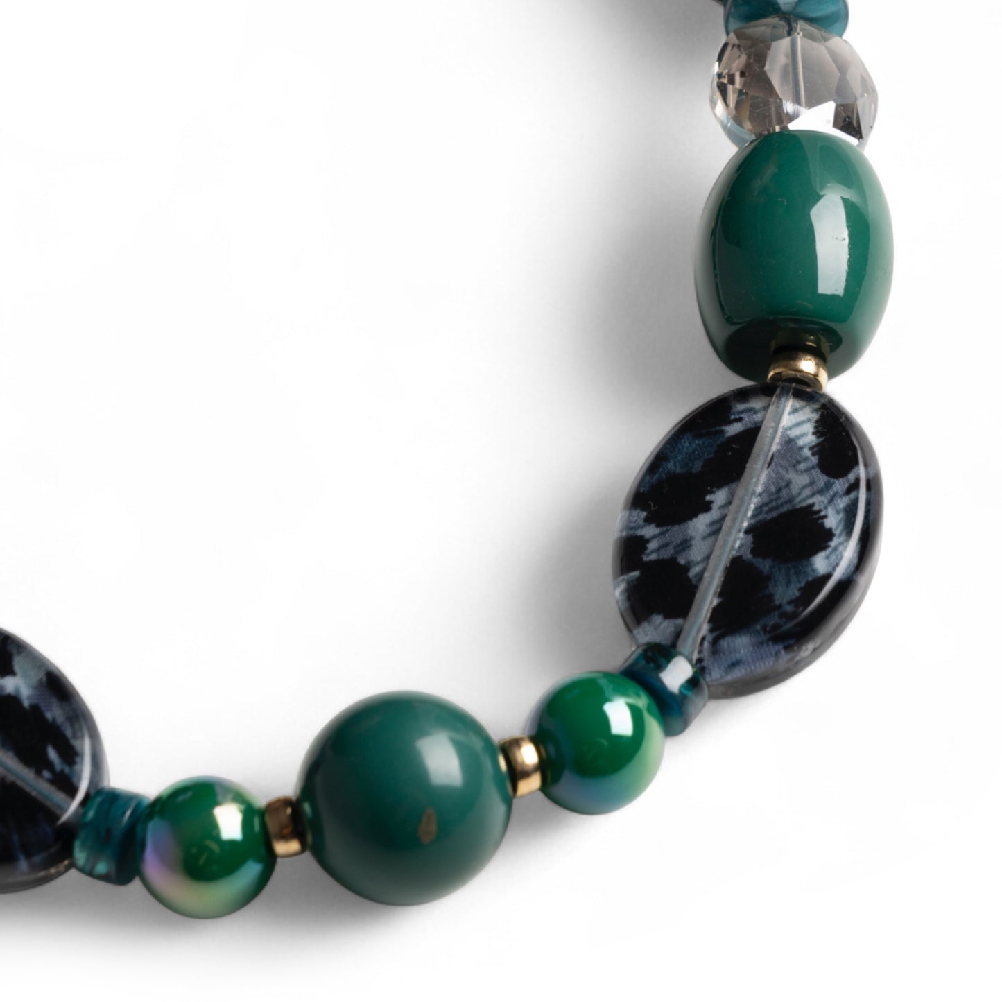 Collana con pietre in acrilico sui toni del nero e del verde