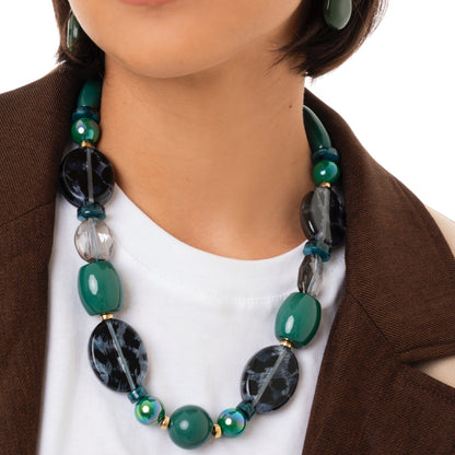 Collana con pietre in acrilico sui toni del nero e del verde