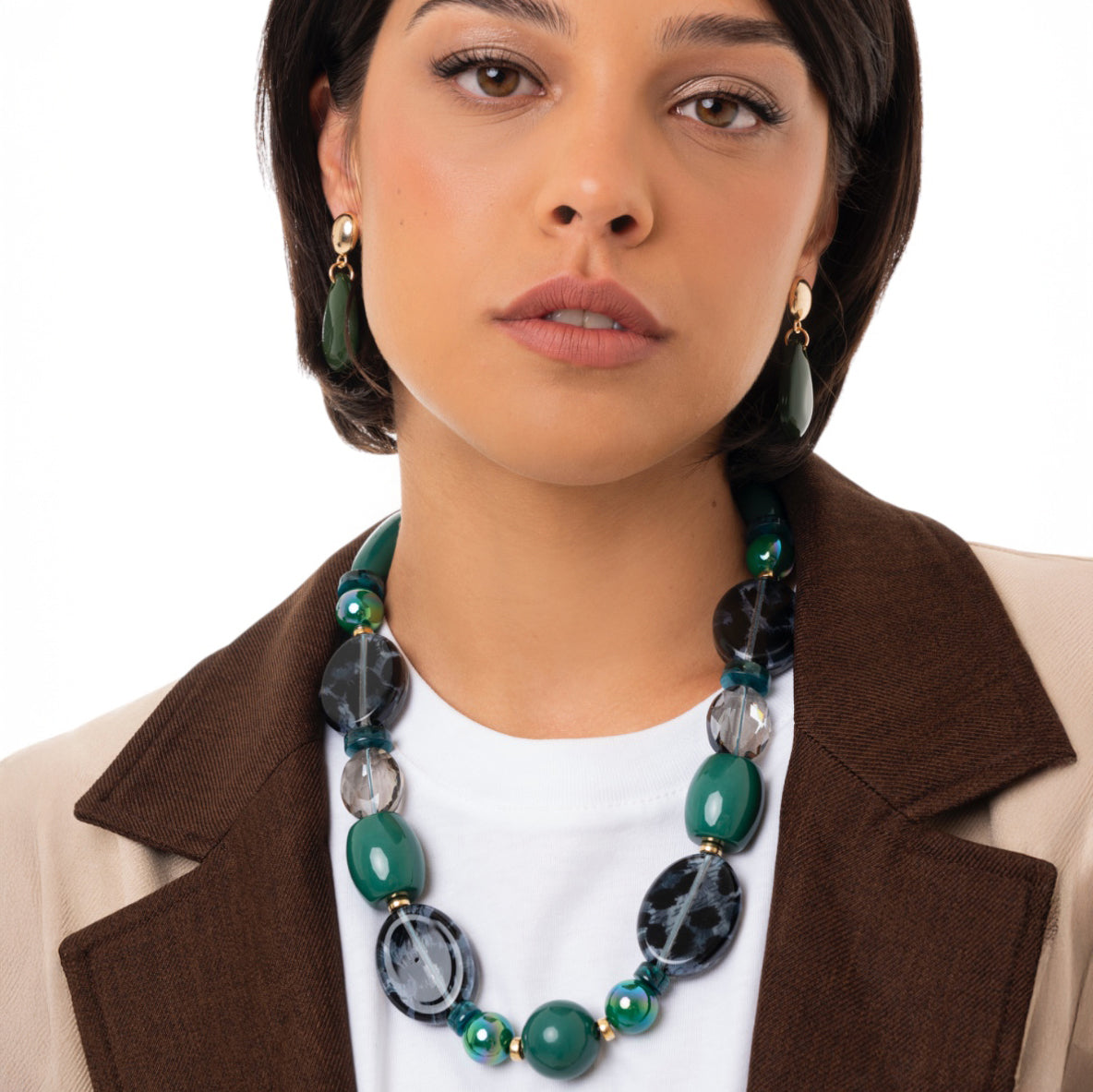 Collana con pietre in acrilico sui toni del nero e del verde