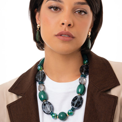 Collana con pietre in acrilico sui toni del nero e del verde