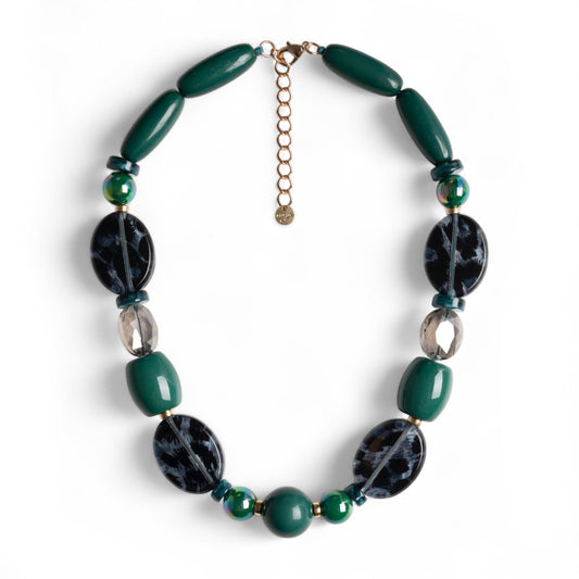Collana con pietre in acrilico sui toni del nero e del verde