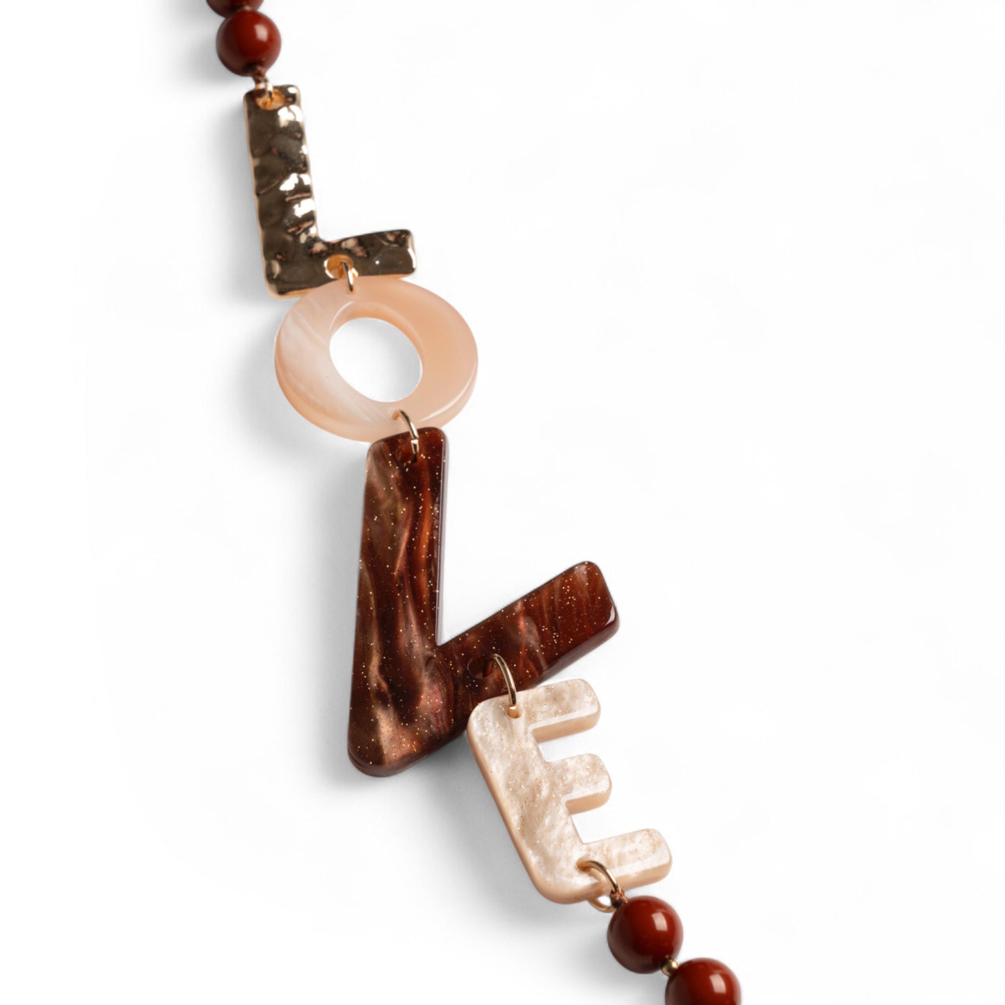 Collana lunga con sfere marroni ed inserti in acrilico con scritta love