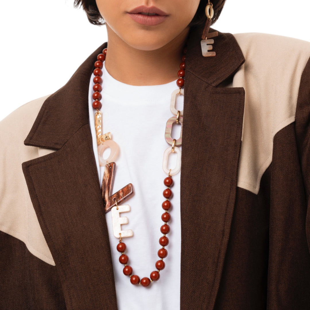 Collana lunga con sfere marroni ed inserti in acrilico con scritta love