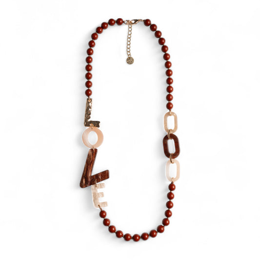 Collana lunga con sfere marroni ed inserti in acrilico con scritta love