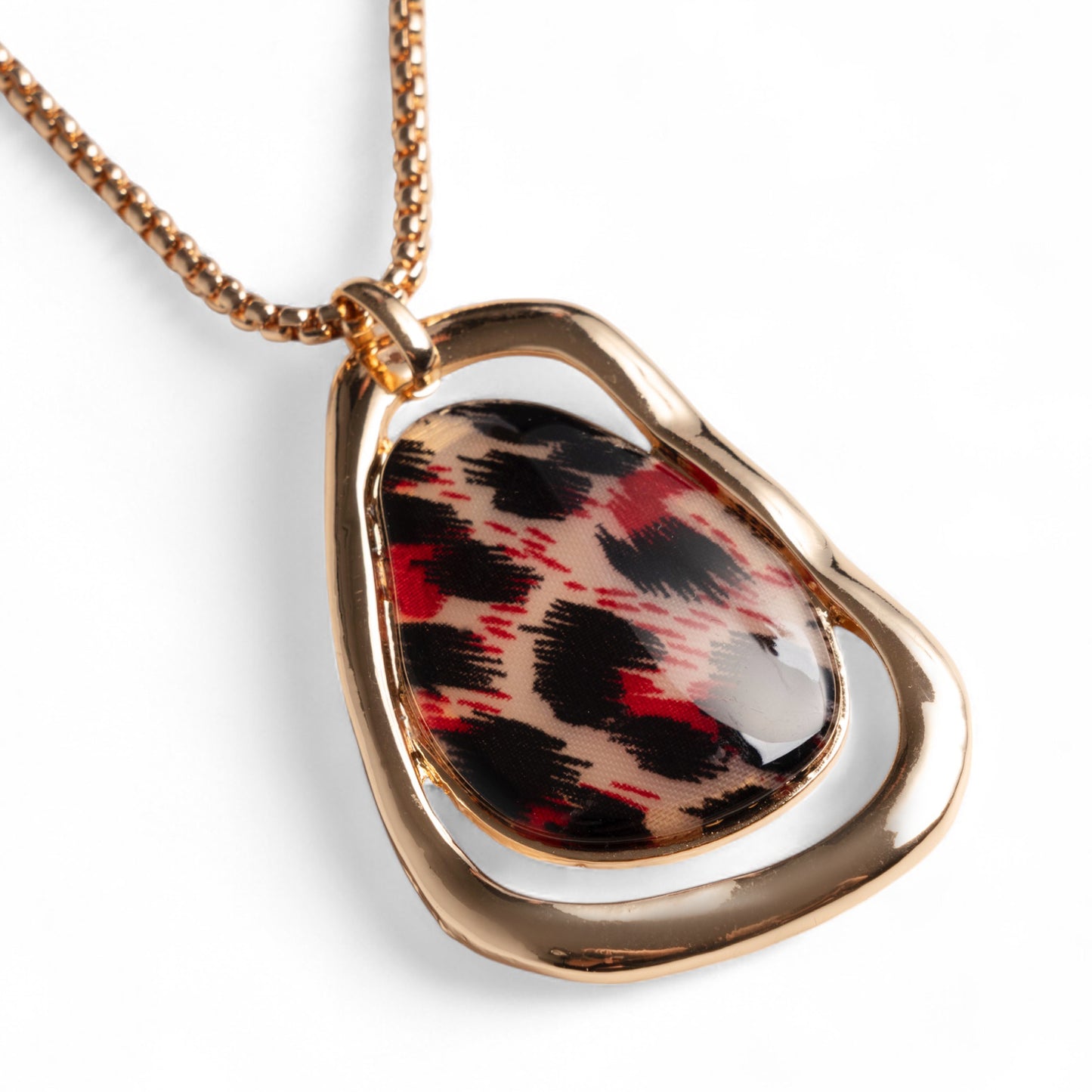 Collana con catena sottile e pendente in metallo ed acrilico animalier tono rosso