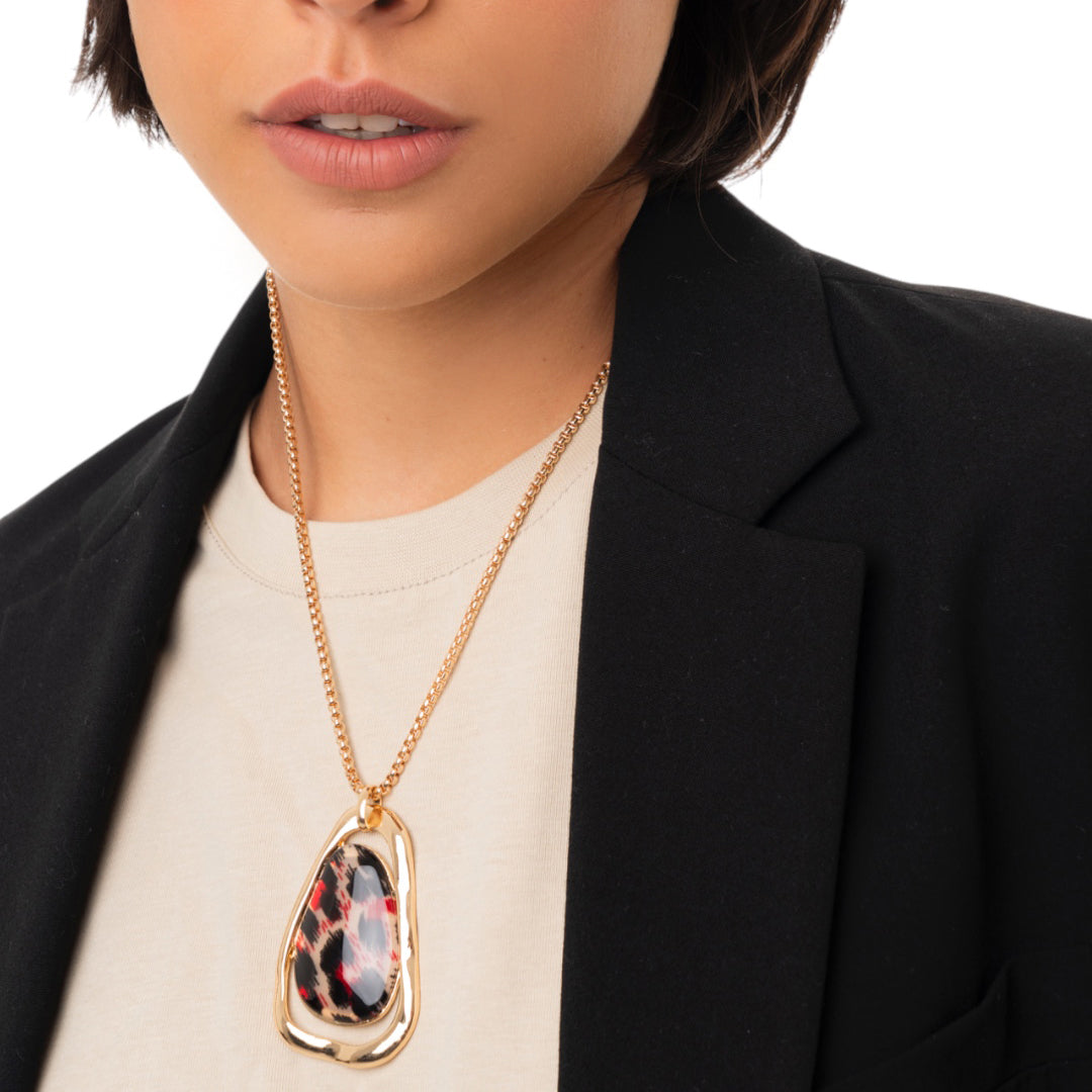 Collana con catena sottile e pendente in metallo ed acrilico animalier tono rosso