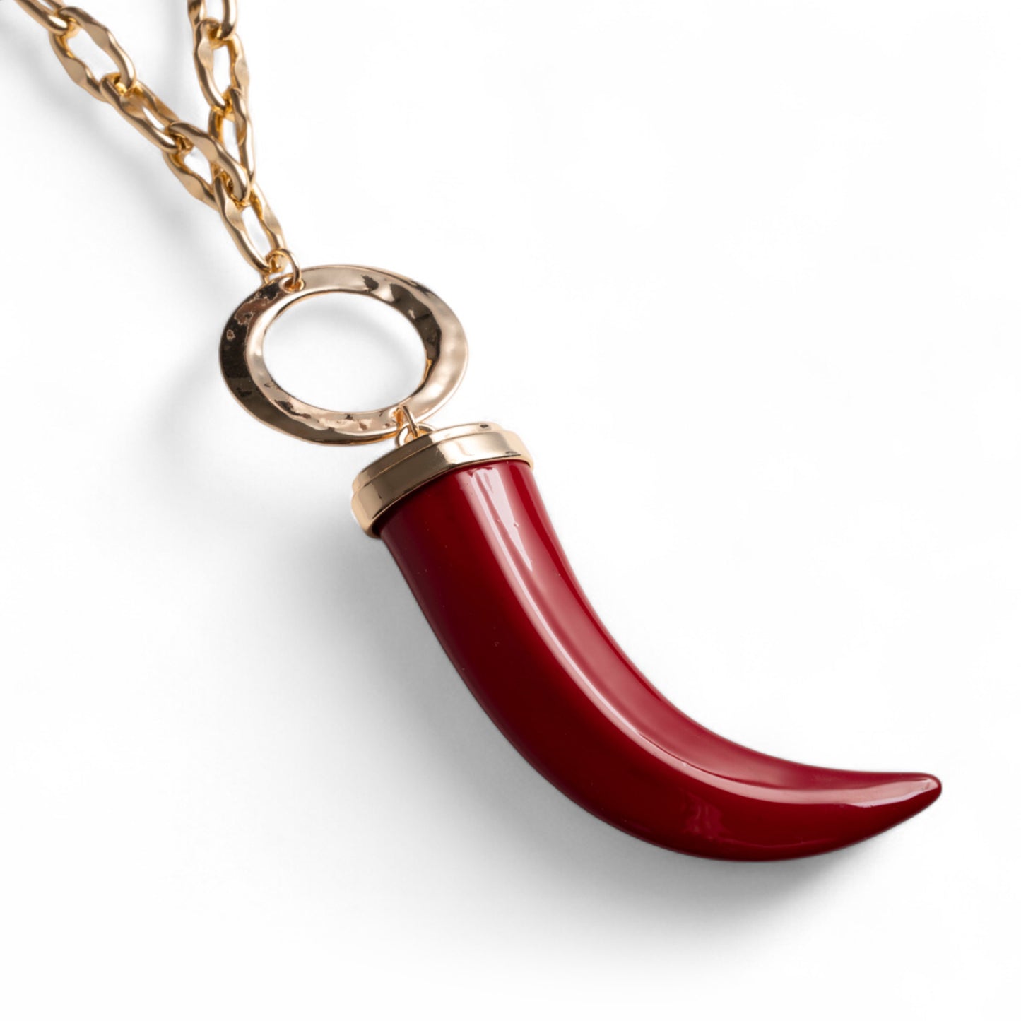 Collana lunga a catena in metallo con corno in resina  rossa
