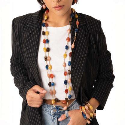 Collana lunga a due fili con pietre in acrilico multicolore