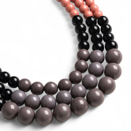 Collana a tre fili con sfere in acrilico grigie, rosa e nere